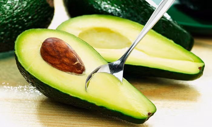 Bơ. Nổi tiếng là loại quả vua, có thể chữa được nhiều bệnh và chứa nhiều dinh dưỡng như vitamin A, C, E giúp bảo vệ các mô mỡ ở não. Bơ có chứa nhiều chất béo nhưng là chất béo không bão hòa khiến trí não trẻ phát triển mạnh khỏe hơn. Ảnh: Suckhoe.