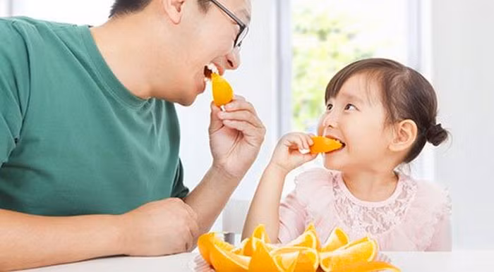 Cam. Là loại quả được nhắc đến nhiều nhất khi cần bổ sung vitamin C. Mỗi quả cam 100g có chứa đến 50g vitamin C, giúp tăng cường đề kháng và hấp thu sắt tốt, từ đó hỗ trợ đắc lực cho những hoạt động hàng ngày của bé. Mẹ nên nhớ cho con ăn cam buổi sáng bởi đây là thời điểm tuyệt vời để bé hấp thu tốt nhất các canxi và vitamin có trong cam. Ảnh: Caolonthongminh.