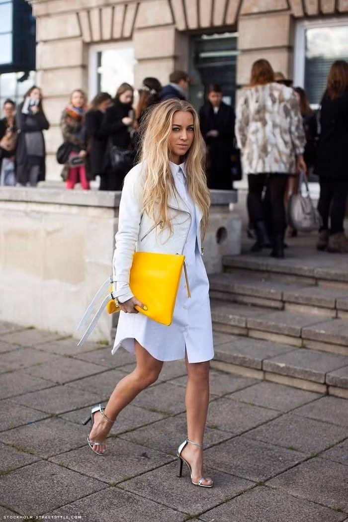 Sẽ chẳng ai nhận ra đây là áo sơ mi của chồng bạn khi nó được kết hợp khéo léo với chiếc áo da bên ngoài. Ảnh: Allwomantalk.