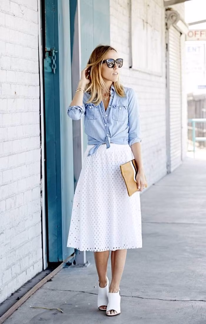 Nếu là tín đồ dòng thời trang điệu đà, có thể đơn giản rút ngắn chiếc áo bằng cách buộc thắt nút như thế này và kết hợp cùng một chiếc váy mềm mại. Ảnh: Stylecaster.