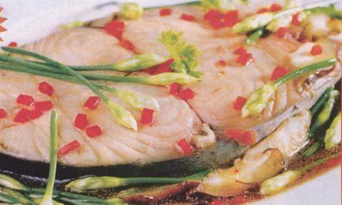 6. Cá thu hấp hoa hẹ. Nguyên liệu: cá thu, hẹ, tai nấm đông cô, dầu hào, gừng, ớt thái sợi, hành, ngò, tiêu, nước tương, hạt nêm thịt heo. Cá rửa sạch, ướp với dầu ăn, tiêu, 1 chút hạt nêm thịt heo, để 30 phút. Cho cá vào đĩa hấp cách thủy. Sốt: Phi thơm tỏi, cho nấm đông cô vào xào. Thêm 1 chén nước dùng, nước tương, tiêu đun sôi tắt lửa, cho bông hẹ vào. Cá hấp gần chín, đổ nước sốt lên, hấp thêm 5 phút. Ảnh: Món ngon.