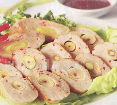 2. Chả cá thu nướng mắm. Nguyên liệu: cá thu, mỡ, sả, chanh, xà lách, mắm tôm, ớt băm, đường, bột nêm. Luộc chín mỡ, thái hạt lựu trộn với đường, phơi nắng. Lọc bỏ xương và da cá thu, cho vào cối quết thật nhuyễn. Cho 1 thìa cà phê mắm tôm, mỡ, chút bột nêm vào cá, trộn đều. Quấn cá đã quết vào đầu cây sả, nướng chín. Pha thêm nước mắm. Ảnh: Chaca.vn.