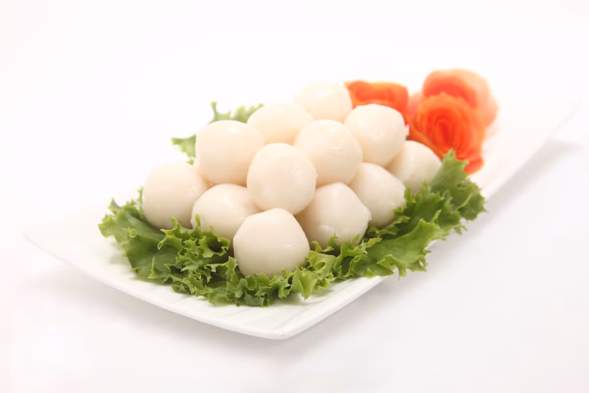 7. Cá thu nấu ớt. Nguyên liệu: cá thu viên nhỏ, hạt thông, ớt xanh, đảo thái hạt lựu, mì sợi, lòng trắng trứng gà, muối, bột mì, dầu ăn, muối, bột ngọt, rượu vang, nước luộc gà, bột bắp, dầu hành. Lăn cá viên vào tô bột áo rồi cho vào tủ lạnh, để khoảng nửa giờ, cho mì vào nước sôi chần sơ, vớt ra để ráo nước, cho vào khuôn rồi để vào chảo dầu nóng. Ảnh: ma24h.com.vn.