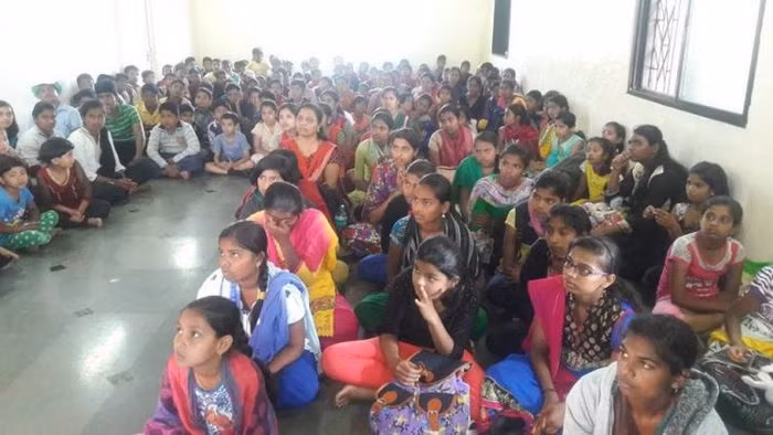 Nguoi me 68 tuoi co 1400 con va cau chuyen doi cam dong-Hinh-8