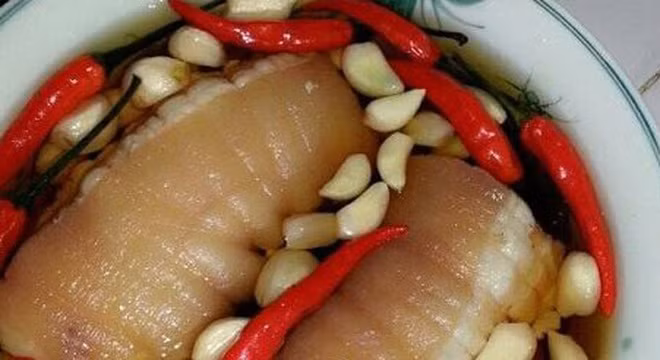 Cho nước mắm, nước, đường vào nồi khuấy đều cho tan đường, bật bếp đun cho đến khi hỗn hợp nước mắm sôi 2-3 phút thì tắt bếp, để nguội. Cho tiêu, ớt, tỏi vào nồi nước mắm. Ảnh: khoedepblog.vn.