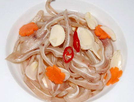 Xếp tai heo, ớt, tỏi, hành tím, sả vào hũ thủy tinh sạch, sau đó đổ nước mắm vào, đậy nắp lại để qua ngày là ăn được rồi. Ảnh:imonanngon.info.