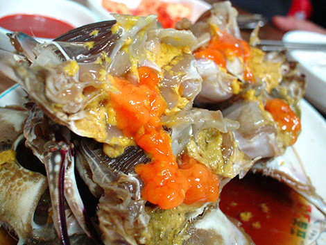 5. Cua gạch rang mỡ. Nguyên liệu: Cua gạch, mỡ (dầu ăn), hành, tỏi, nước dừa, muối, đường, hạt nêm. Trước hết, bắc chảo trên bếp cho nóng thì cho dầu ăn/mỡ và tỏi vào phi thơm, tiếp đó cho cua vào rang. Phi riêng gạch cua để tránh vỡ gạch. Ảnh: suckhoedoisong.vn.