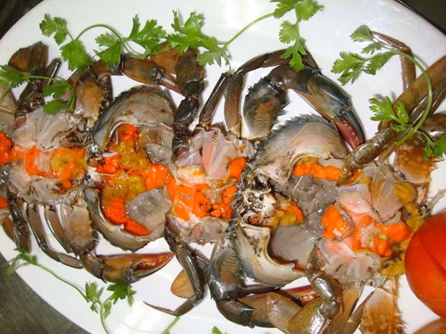 4. Món cua gạch hầm bí đao. Nguyên liệu: Cua, gạch cua, bí đao, hành khô, hành hoa, gia vị: dầu ăn, hạt nêm, bột canh, mì chính, nước mắm. Cua rửa sạch, bóc yếm, sau đó lấy mai cua ra. Phần thịt cua cho vào máy xay nhuyễn, sau đó lọc lấy nước cua đủ ăn. Còn phần mai cua, lấy tăm khều gạch ra bát riêng. Ảnh: quangtrungdata.com.