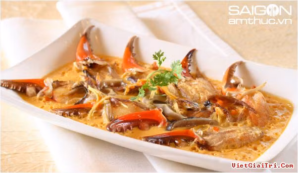 Chọn một cái dĩa sâu lòng, để càng cua và hỗn hợp nước sốt gạch cua vào, mang hấp cách thủy trong 9-10 phút cho gạch chín đều và thấm vào càng cua. Sau khi hấp xong, tưới lên càng cua một ít dầu ăn đã được làm nóng. Bỏ hành lá và ngò lên trên để trang trí và tăng hương vị. Ảnh: vietgiaitri.com.