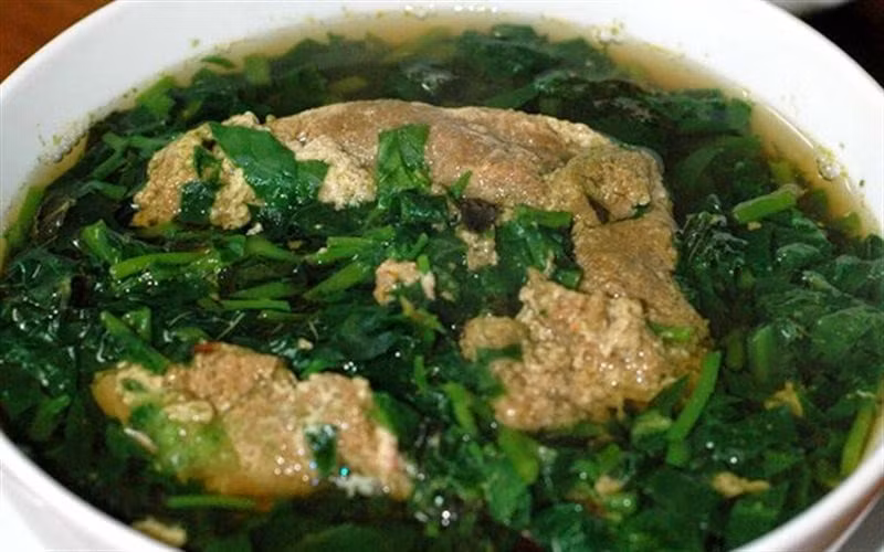 Cho phần nước nấu đã lọc ở trên vào nồi cùng các gia vị đun trong lúc đun khuấy đều tay khi vừa nước xôi chúng ta vớt lấy phần thịt cua nổi lên. Tiếp theo chúng ta cho phần gạch cua, rau mồng tơi vào đun lại cho chín, để phần thịt cua vớt được lên trên và tắt bếp. Ảnh: giadinhvietnam.com.