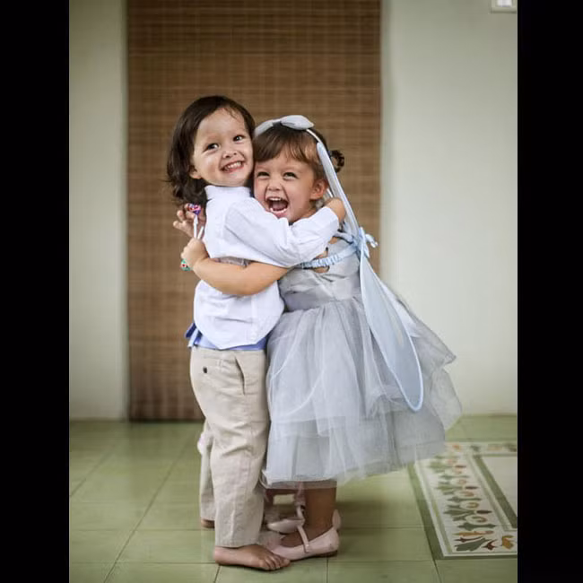 Hai bé Tôm và Tép được thừa hưởng thêm nhiều nét lai Tây cực đẹp của bố. Tuy sinh đôi song Tôm và Tép có nhiều điểm khác nhau. Tôm có mái tóc đen nâu, còn cô Tép lại có mái tóc nâu vàng. Tuy nhiên, cả hai đều sở hữu đôi mắt đẹp và nụ cười rạng rỡ như thiên thần. Ảnh: Tiin.