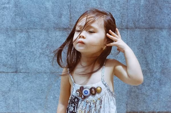 Chính Đoan Trang cũng cho biết, cô nghiện con đến mức bỏ show nhiều ngày. Lớn lên, bé Sol càng xinh đẹp bội phần, đặc biệt cô bé có khả năng diễn trước ống kính rất tự nhiên, như một người mẫu nhí. Ảnh: Docbao.