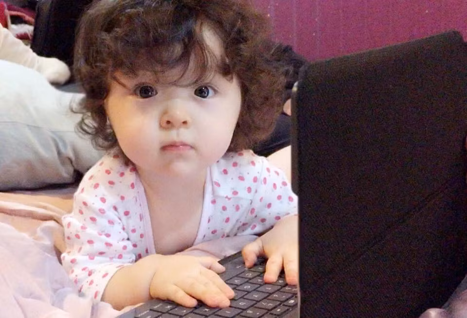 Con gái của Elly Trần. Cô bé Cardie Mộc Trà dễ thương nhất showbiz Việt và có cả ngàn fan bởi bé quá đáng yêu. Thiên thần lai có biệt danh “bà bán mì” với đôi mắt trong veo, khuôn mặt bầu bĩnh và tóc xoăn xinh như búp bê.