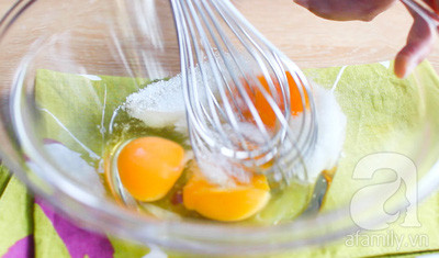 Phần caramen: Tách trứng, lấy phần lòng đỏ trứng gà thêm sữa đặc, sữa tươi vào khuấy đều. Lọc hỗn hợp qua rây để hỗn hợp thật mịn. Ảnh: afamily.vn.