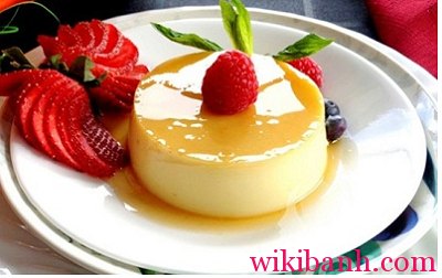 Bật lò ở 170 độ C trong vòng 5-10 phút trước khi nướng. Cho khay vào nướng trong vòng 20 phút là bánh chín, cẩn thận lấy caramen ra và chờ nguội là được. Cuối cùng, lấy caramen ra đĩa và trình bày cùng với kem tươi và trái cây. Ảnh: Wikibanh.com.