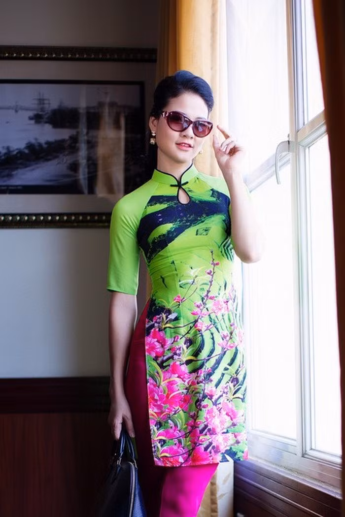 Người đẹp Trần Thị Quỳnh chuộng những thiết kế cách tân từ trang phục cổ truyền. Bà mẹ một con nữ tính trong thiết kế họa tiết hoa đào, gam xanh lá cây và hồng tươi tắn. Ảnh: Giadinh.