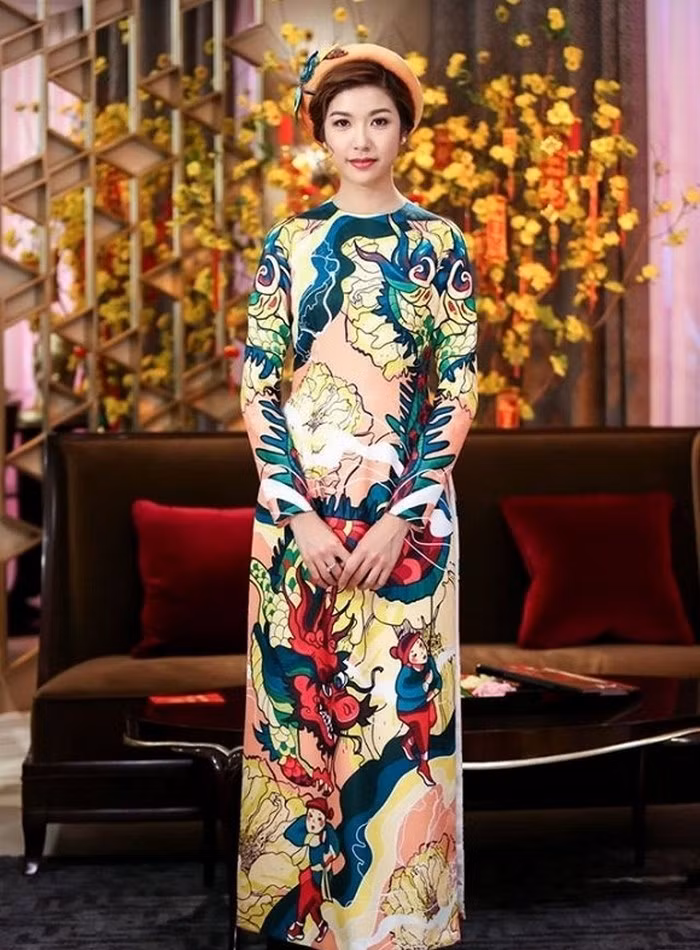 Hoa hậu Thúy Vân chọn bộ áo dài với họa tiết tranh dân gian Đông Hồ ấn tượng. Ảnh: Phunutoday.