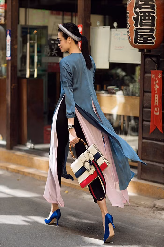 Chiếc áo tứ thân được siêu mẫu trình diễn trên đường phố khiến ai cũng phải ngước nhìn. Ảnh: Emdep.