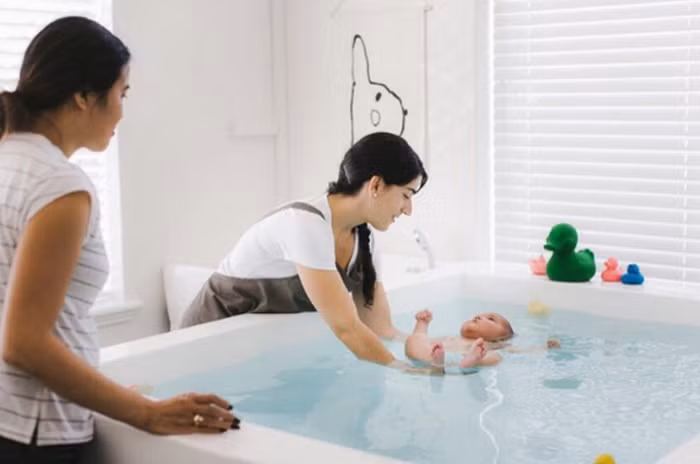 Chủ tiệm spa này cho biết, họ đã khai trương cơ sở này tại nhà riêng vài năm trước, nhưng nó được ưa chuộng tới mức đã phải mở rộng dịch vụ trên toàn thế giới để phục vụ những cậu ấm cô chiêu sơ sinh.