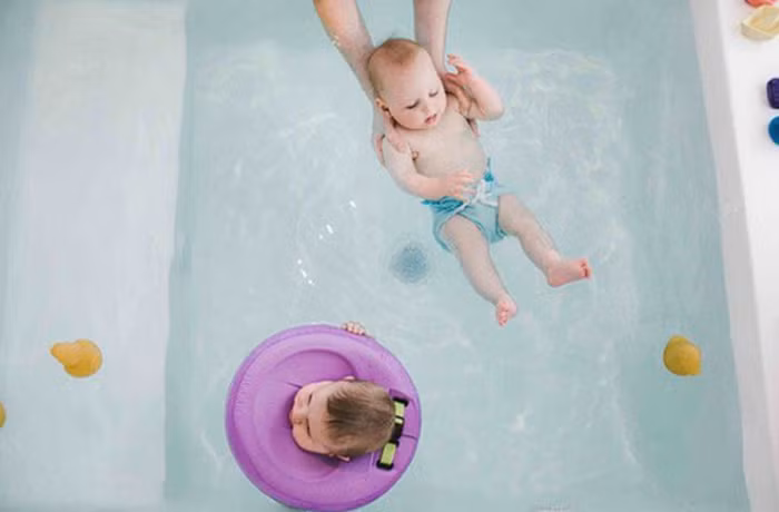 Khi ở dưới nước, trẻ có thể làm nhiều điều kỳ diệu mà trên cạn không thể. Trạng thái nổi bồng bềnh giúp chúng thoải mái vận động tay, chân. Các hoạt động này được cho là thúc đẩy sự phát triển về thể chất, cảm xúc lẫn trí tuệ.