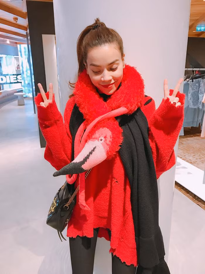 Phụ kiện của Hồ Ngọc Hà luôn độc đáo như chiếc khăn mỏ vẹt này. Ai dám diện ngoài Hồ Ngọc Hà? Đặt chiếc khăn trên cổ người khác, có khi lại biến thành con vẹt đỏ, nhưng Hà Hồ lại rất sành điệu. Ảnh: Danviet.