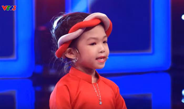 MC nhí 4 tuổi Thái Đại Mộc Quế Anh. Dù tuổi còn rất nhỏ nhưng Quế Anh đã dẫn lưu loát một chương trình dài mà không bị va vấp và quên lời. Bé lại còn rất tự tin trước ống kính. Ảnh: Kenhsao.