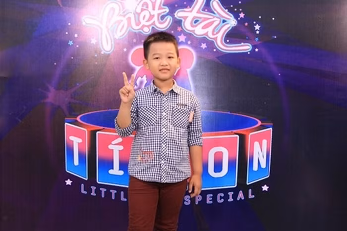 Thần đồng toán học Phạm Viết Thiên Phước. Bé trai 7 tuổi này đã khiến 4 vị bình luận viên của chương trình hết sức sửng sốt trước tài tính toán nhanh siêu Việt của mình. Cho dù những phép tính 4 chữ số phức tạp hay những bài toán bằng tiếng Anh cũng đều được cậu bé nhẩm một cách chuẩn xác và nhanh chóng khiến mọi người phục sát đất. Ảnh: Zingnews.