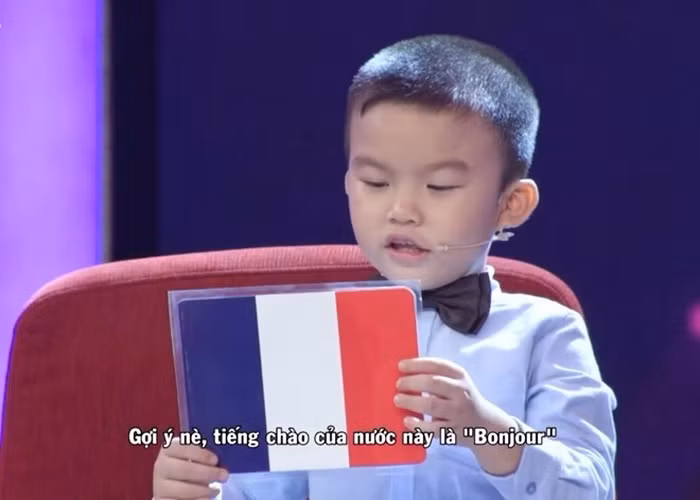 Thánh nói 4 tuổi Phùng Nguyễn Minh Khang. Dù cậu bé còn nói chưa rõ, còn khá ngọng nhưng đã thể hiện tài năng bẩm sinh. Cậu bé có trí nhớ siêu phàm, khiến khán giả ngỡ ngàng vì thuộc cờ của rất nhiều các quốc gia trên thế giới. Ảnh: Thieunien.