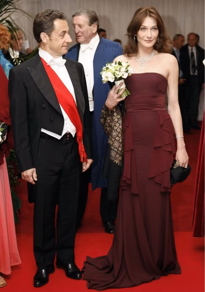 Phu nhân Tổng thống Pháp, bà Carla Bruni. Một siêu mẫu, ca sĩ và thi sĩ thành công nhờ vẻ đẹp toàn diện cả tri thức và tâm hồn. Thế giới biết đến cô nhiều hơn các chính sách của chồng cô, ông Nicolas Sarkozy. Cô là biểu tượng tự do mà mọi phụ nữ Pháp thèm muốn.