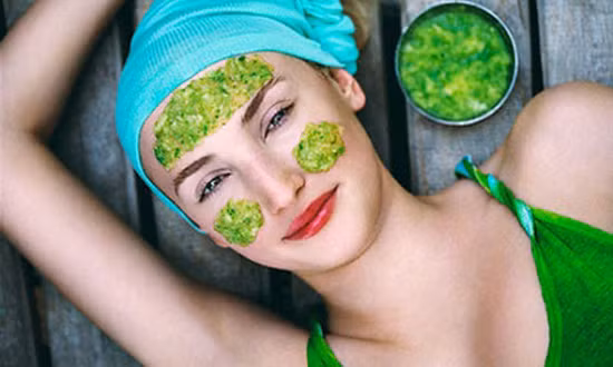 Hái vài lá mướp hương non rồi đem rửa sạch và để ráo rồi giã dập vắt lấy nước. Dùng nước này thoa trực tiếp lên mặt ngày vài lần sẽ giúp cho da mềm mịn, sạch mụn và làm mờ dần các sắc tố trên da. Ảnh: dieuphunucan.vn.