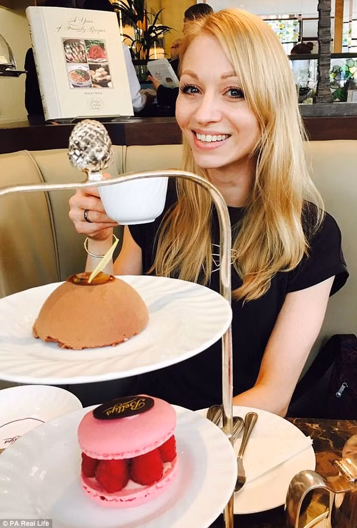 Một lần, tiếng chuông đồng hồ báo thức đã khiến nhịp tim của cô loạn đột ngột và cô ngã quỵ ngay trên giường. 