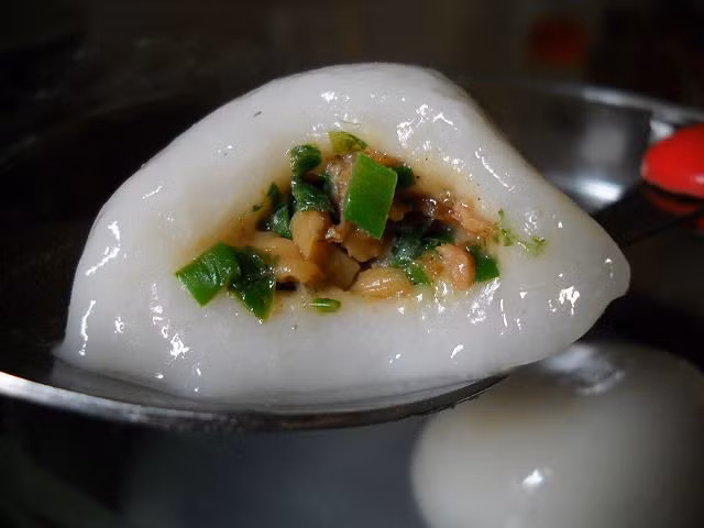 Trộn đều bột gạo và bột nếp với nhau. Từ từ đổ nước nóng vào, trộn đều, nhồi bột đến khi thành một hỗn hợp dẻo mềm, không dính tay là đạt. Ngắt một miếng bột, dàn mỏng vỏ sao cho vỏ mỏng đều, cho nhân thịt vào giữa rồi nặn tròn như bánh trôi. Sau khi ninh xương từ 45-60 phút, bật to lửa để nước sôi đều, thả viên bánh vào luộc tầm 10 phút là chín. Ảnh: Pinterest.
