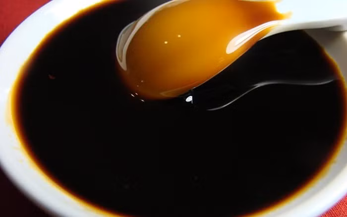 2. Cá vược sốt xì dầu. Nguyên liệu: Cá vược, hành khô, gừng, xì dầu, hạt tiêu, đường, mắm, rượu. Cá vược làm sạch, để ráo nước rồi đem ướp cá với rượu, hạt nêm và mắm trong vòng 2 tiếng. Rán chín vàng cá rồi gắp ra đĩa. Ảnh: aFamily.vn.