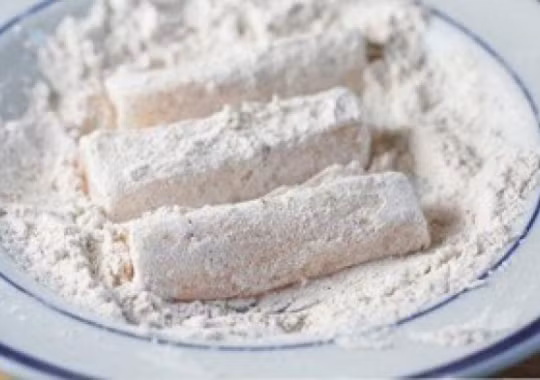 5. Cá vược chiên giòn. Nguyên liệu: Phile cá vược, gừng, củ cải muối chua, tỏi, hành lá, ớt, bột chiên giòn. Cá cắt miếng dài hoặc vuông. Xóc đều cá cùng gừng, hành lá, rượu. Chuẩn bị bát gia vị: 6 muỗng canh nước, 3 muỗng canh đường, 1 muỗng café muối, 1 muỗng café bột ngọt, 1 muỗng canh+1 muỗng café giấm, 2 muỗng café nước tương, ½ muỗng café dầu mè, ½ muỗng café tiêu. Ảnh: meovatdoisong.net.