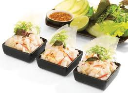 Trộn bột gạo thính vào cá, xếp cá tái lên đĩa cùng gừng, hành tây, các loại rau, rắc đậu phộng, hành phi lên. Khi ăn, cuốn cá với bánh tráng (tùy thích) cùng hỗn hợp rau, ăn kèm tỏi, ớt, hành tây. Chấm kèm với nước chấm. Ảnh: unileverfoodsolutions.com.vn.