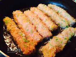 Ướp cá với ½ muỗng café muối, ½ muỗng café bột ngọt, ½ muỗng café tiêu, ½ muỗng café dầu mè, 1/3 muỗng café ngũ vị hương, 1 muỗng café đường. Pha 150g bột chiên giòn với 150ml nước, cho cá vào trộn đều, vớt từng thanh cá cho vào chảo dầu nóng, chiên vàng. Ảnh: vietnamnet.vn.