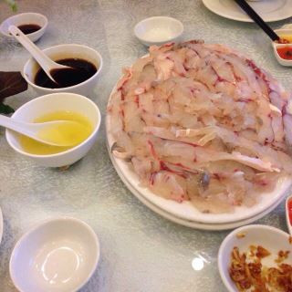 Gừng cạo vỏ, rửa sạch, cắt sợi mỏng, hành tây cắt khoanh mỏng. Các loại rau nhặt và rửa sạch. Dưa leo, xoài xanh thái sợi. Nước chấm chua ngọt: đường, nước lọc, nước mắm cho sôi, sau đó để nguội và cho 30g Bột Chanh Knorr, tỏi, ớt băm nhuyễn. Foody.vn.