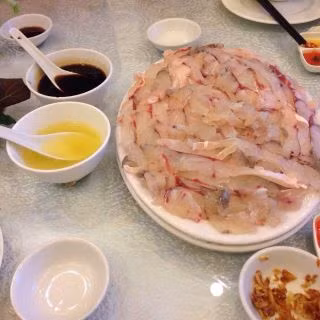 Gừng cạo vỏ, rửa sạch, cắt sợi mỏng, hành tây cắt khoanh mỏng. Các loại rau nhặt và rửa sạch. Dưa leo, xoài xanh thái sợi. Nước chấm chua ngọt: đường, nước lọc, nước mắm cho sôi, sau đó để nguội và cho 30g Bột Chanh Knorr, tỏi, ớt băm nhuyễn. Foody.vn.