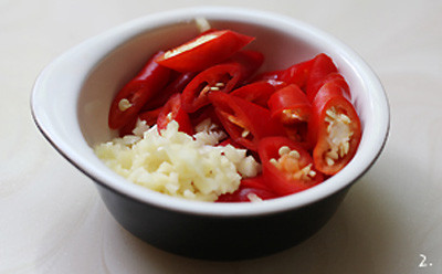 4. Cá vược kho hành ớt. Nguyên liệu: Cá vược, hành tươi, hành khô, ớt, rượu, nước màu, đường, nước mắm, hạt tiêu, muối. Cá vược làm sạch, rửa sạch và để ráo nước. Sau đó, cho đường, mắm, rượu, muối, nước màu và tiêu vào, xóc đều lên và để khoảng 20 phút. Ảnh: yeunoitro.net.