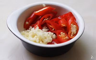 4. Cá vược kho hành ớt. Nguyên liệu: Cá vược, hành tươi, hành khô, ớt, rượu, nước màu, đường, nước mắm, hạt tiêu, muối. Cá vược làm sạch, rửa sạch và để ráo nước. Sau đó, cho đường, mắm, rượu, muối, nước màu và tiêu vào, xóc đều lên và để khoảng 20 phút. Ảnh: yeunoitro.net.