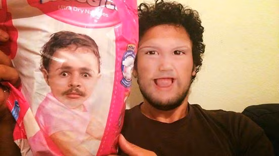 Người cha đầu tiên khởi tạo phong trào này là một người đàn ông ở New Zealand. Anh đã dùng ứng dụng trên điện thoại thông minh để hoán đổi khuôn mặt mình với hình ảnh em bé chụp trên bịch bỉm của con.