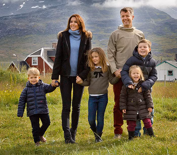 Công chúng đã ủng hộ nhiệt tình phương pháp này. Các con của gia đình Hoàng gia này đều được học ở ngôi trường công và được bố mẹ chở đi học bằng xe đạp. Họ cũng thường xuyên tổ chức những cuộc dã ngoại với cách sinh hoạt và ăn uống chẳng khác gì các gia đình khác. Ảnh: Thegioisao.