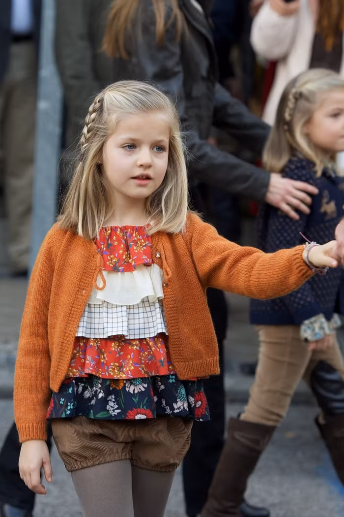 Hoàng gia Tây Ban Nha dạy con sức khỏe là vàng ngay từ nhỏ. Là người thừa kế thứ hai trong hoàng gia Tây Ban Nha, con gái của hoàng tử Fillipe, công chúa Leonor sẽ trở thành nữ hoàng trong tương lai. Nàng công chúa vừa bước vào lớp 1 nhưng đã cùng bố mẹ vi vu trên những con đường trượt tuyết ở các ngọn núi của Tây Ban Nha. Ảnh: Yantv.