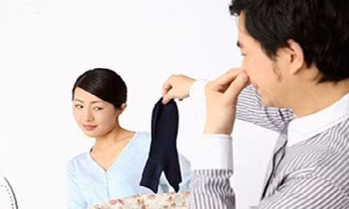 Chet khiep voi thoi quen cai gi cung ngui cua chong