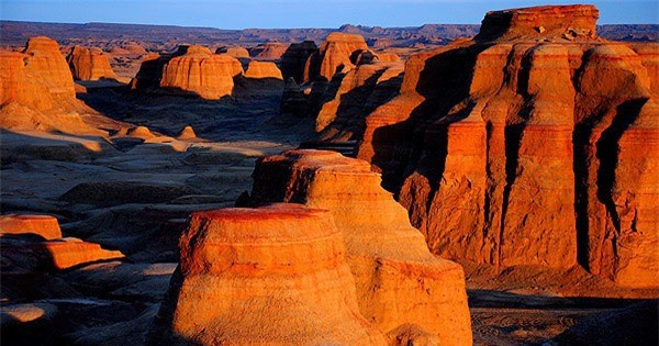 Những bức tường sụp đổ, những trụ đá đứt đoạn quanh co ngoắt ngoéo sâu hun hút khiến Thành phố Quỷ giống mê cung không có lối thoát. Ngoài ra, những bia đá, phòng ốc, lô cốt màu nâu của đất biến nơi đây càng trở nên thần bí khó dò. Bên trong vách đá là những con đường nhỏ nhấp nhô, quanh co uốn lượn. Vào những ngày đẹp trời, gió nhẹ mây tan, ai đứng trong này đều có cảm giác như đang nghe một bản nhạc du dương, êm tai.