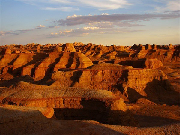 Không ít người đã nghiên cứu và tìm cách lý giải cho sự khủng khiếp của thành phố quỷ này. Hơn 100 triệu năm trước đây, thành phố Quỷ vốn là một hồ nước ngọt lớn, nhưng do sự di chuyển của các đại lục, sông hồ hóa đất liền. Do đó, có thể nói thành phần tạo nên thành phố Quỷ đều là đá trầm tích xưa. Trải qua thời gian, các lớp đá này ngày càng dày lên, nhưng cũng do tác động của thời gian và khí hậu, nó bị bào mòn và mang nhiều hình dáng khác nhau.