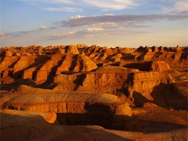 Không ít người đã nghiên cứu và tìm cách lý giải cho sự khủng khiếp của thành phố quỷ này. Hơn 100 triệu năm trước đây, thành phố Quỷ vốn là một hồ nước ngọt lớn, nhưng do sự di chuyển của các đại lục, sông hồ hóa đất liền. Do đó, có thể nói thành phần tạo nên thành phố Quỷ đều là đá trầm tích xưa. Trải qua thời gian, các lớp đá này ngày càng dày lên, nhưng cũng do tác động của thời gian và khí hậu, nó bị bào mòn và mang nhiều hình dáng khác nhau.