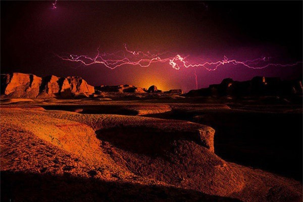 Khi gặp bão cát sa mạc, sức gió tại thành phố Quỷ lên tới cấp 11-12, dễ dàng hất tung mọi đất đá và cả lớp trầm tích bám trên bề mặt các vách đá. Người ta gọi đây là sự trừng phạt của thiên nhiên, biến thành phố Quỷ trở thành cấm địa. Hãy cẩn thận khi bước chân vào đây nếu bạn không muốn lạc trong mê cung không lối thoát.