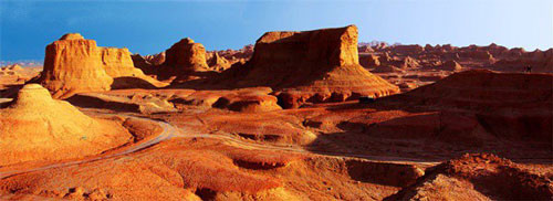 Tại vùng Junggar Basin ở Tân Cương, Trung Quốc có một thành phố vô cùng đặc biệt bởi địa hình kỳ lạ của nó. Người ta đặt tên cho nơi đây là " thành phố Quỷ", hay "thành phố của những hang gió". Nơi này trải dài từ hơn 5km vùng Tây Bắc đến Đông Bắc, rộng 10km2, cao hơn mặt nước biển 350m. Những ngọn núi đá ở thành phố Quỷ biến nơi đây khi thì giống với đình đài nhà cổ, lúc lại tựa một ngôi mộ cổ xưa. Những lỗ châu mai và pháo đài trải đều khắp thành phố Quỷ.