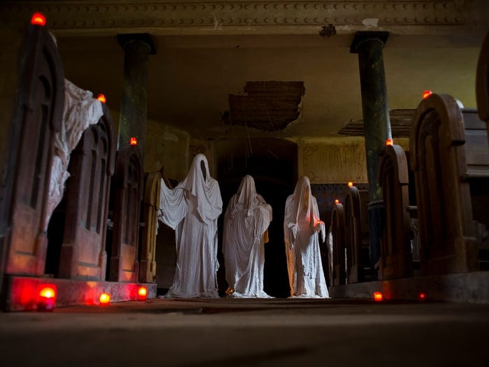 Nhà thờ mở cửa vài tiếng vào chủ nhật hằng tuần.